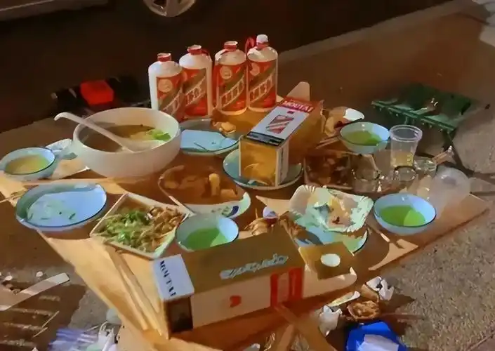 4瓶茅台酒,别看四瓶酒就占了桌子的一个角,这四瓶酒的价格不知道比这