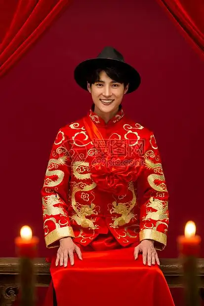 蜡烛户内快乐穿着古装的新郎