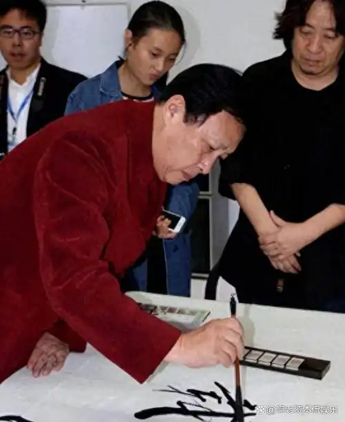 据悉,唐国强的书法展门票价格更是高达1299元,远超一般书法家的定价