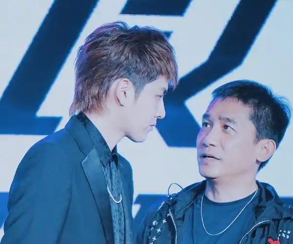 梁朝伟也会卖萌了?戴白色毛绒手套现场同吴亦凡,唐嫣学花式比心