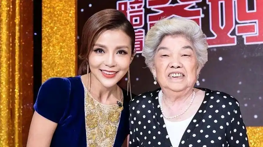 回顾主持人朱迅伺候瘫痪的公公与婆婆亲如母女被丈夫宠成宝