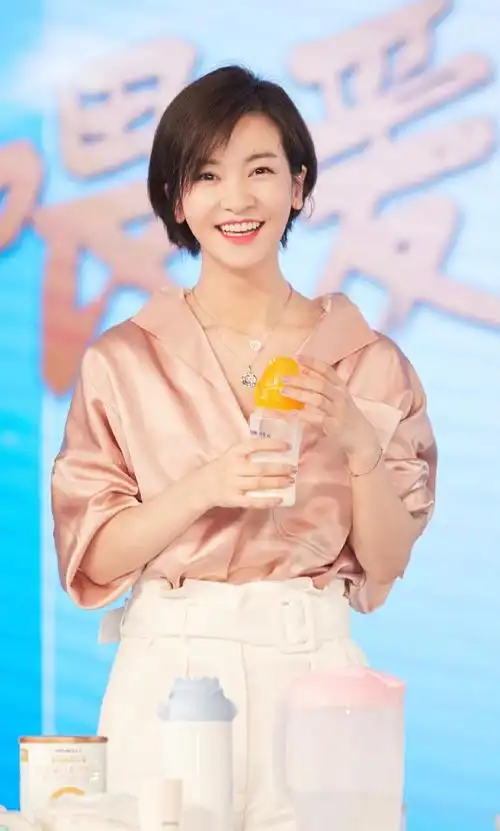 33岁李晟也剪了短发香槟色衬衫配阔腿裤气质很优雅高级感十足