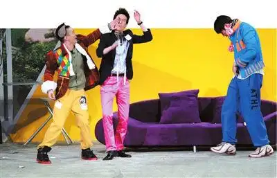 2013年春晚小品《大城小事》贴小广告