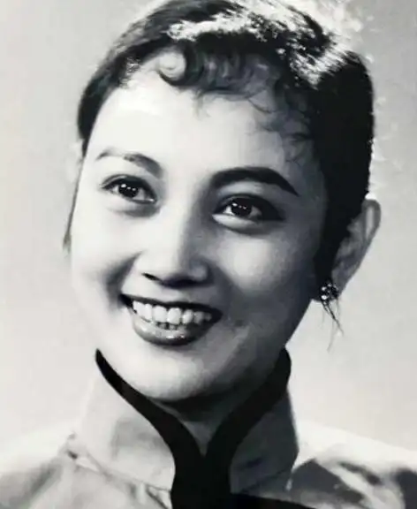 但谁又能想到,这位在屏幕上演技卓越的美女影星,她