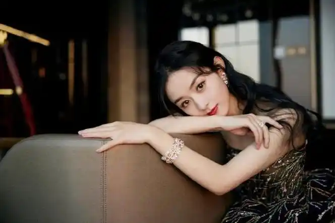 2021年,赵丽颖官宣结束了与冯绍峰的三年婚姻,一句话,"日子很长,过去