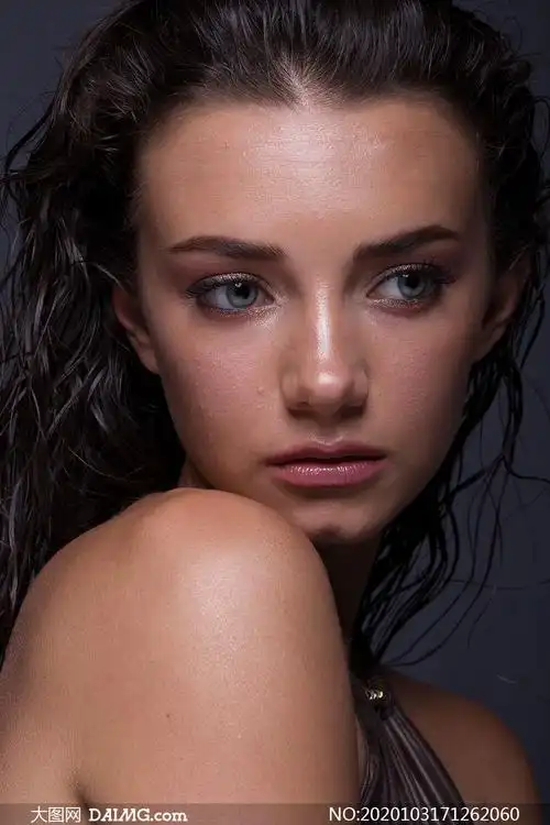 黑色卷发香肩美女模特人物摄影原片_大图网图片素材