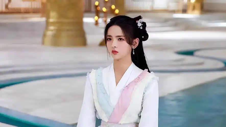 被称"建模脸"的杨超越,新剧中又圆又肿,她的古装真的没法看?