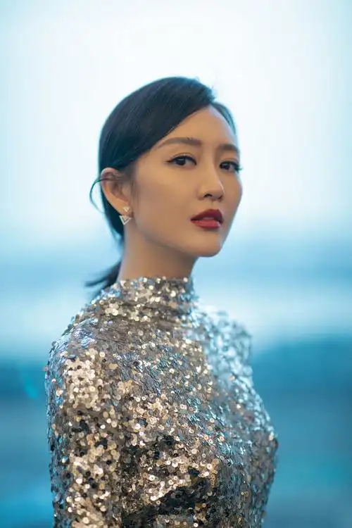 《2020新年音乐会—扬帆远航大湾区》迎新播出,王鸥一袭银色亮片礼服