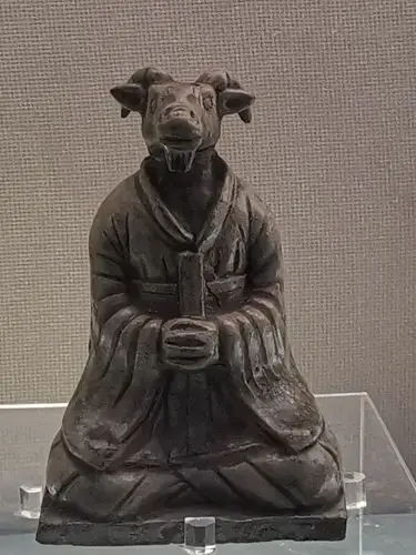 唐代青釉羊头人身俑