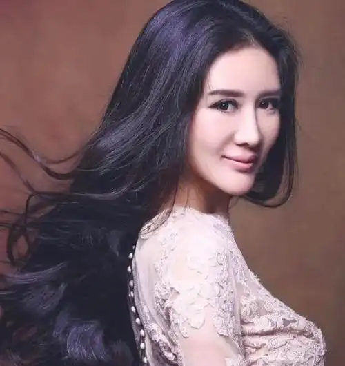 杜星霖个人资料简介:嫁大31岁导演张纪中,婚后生一儿一女,我们是真爱