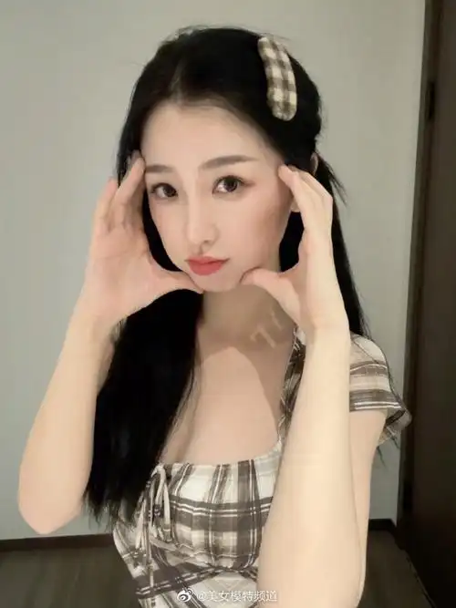 虞书欣穿格子短裙甜辣俏皮脸颊比心单眼wink可爱满贯