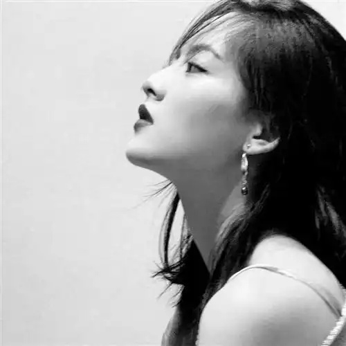 美女头像图片气质侧面黑白