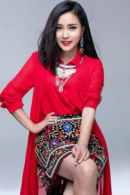 data-lemmaid="154115">侗族 /a>青年女歌手,民盟盟员, a target="