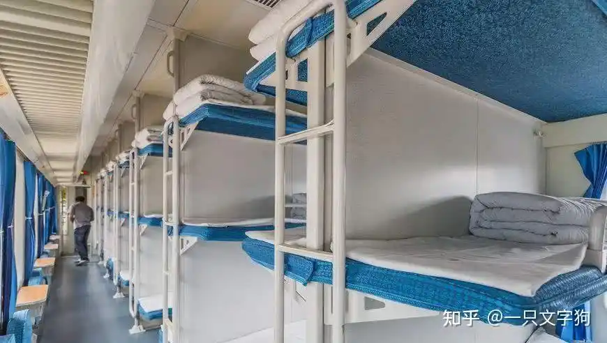 做火车硬卧的下铺是什么体验?