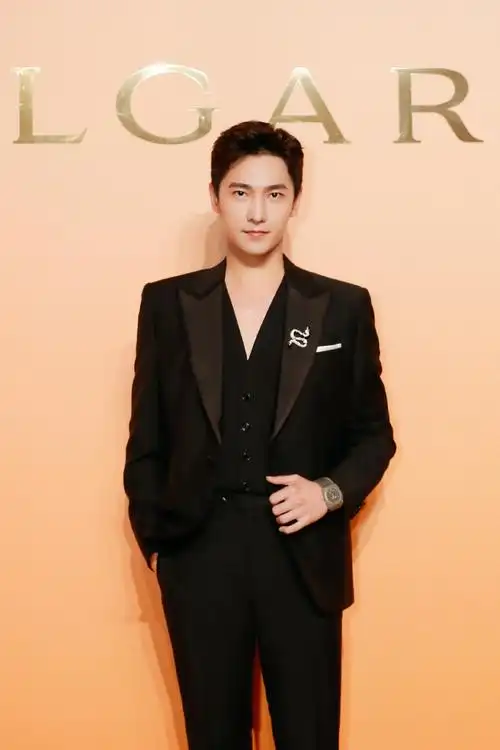 原创杨洋晒出新造型西服搭配深v马甲秀出荷尔蒙的味道真时尚