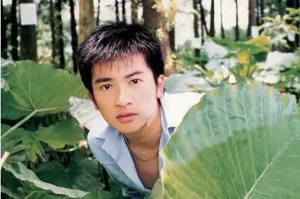 48岁的苏有朋驳斥谣言.作息混乱,身体不适,导致脸肿