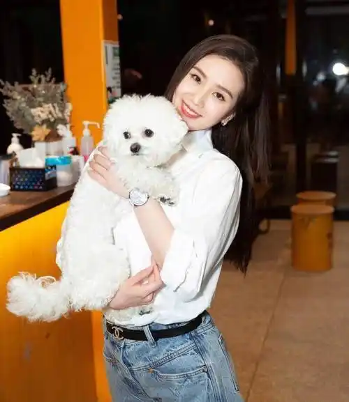 刘诗诗长发太美了,白衬衫牛仔裤轻松穿出仙女气质,牛奶肌羡慕了_时尚