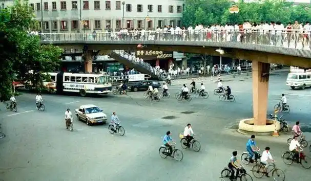 【记忆:80年代的老上海】马路上的人行天桥记忆:80年代的老上海】人民