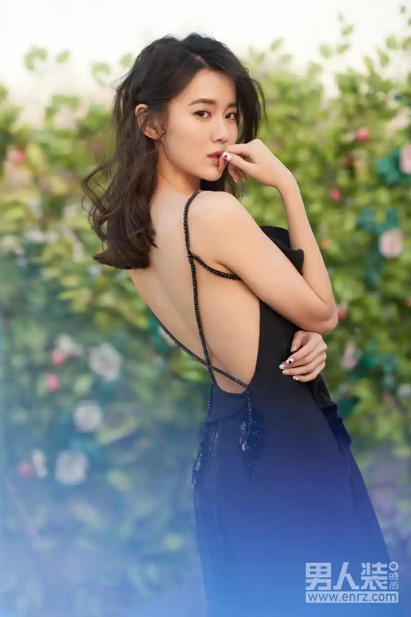 江铠同《男人装》时尚大片,大秀性感美背,倔强妖娆!