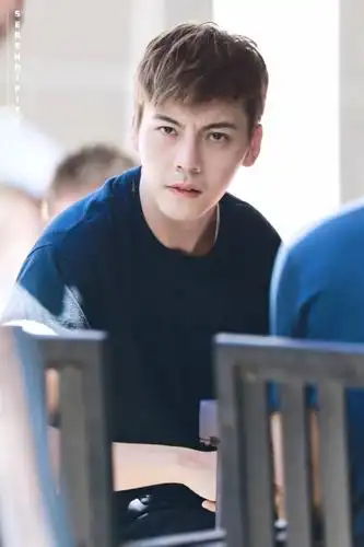 陈伟霆橙红年代