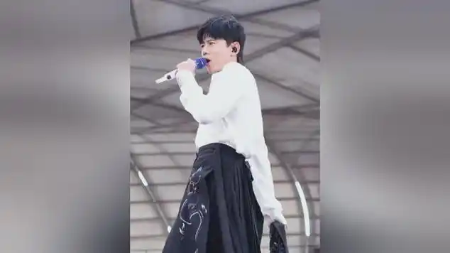 张杰演唱会马面裙首秀男生穿裙子可不多见