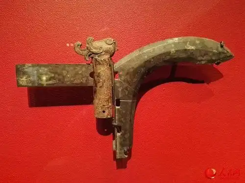 美国旧金山亚洲艺术博物馆展出的汉代兵器.(任发强摄)