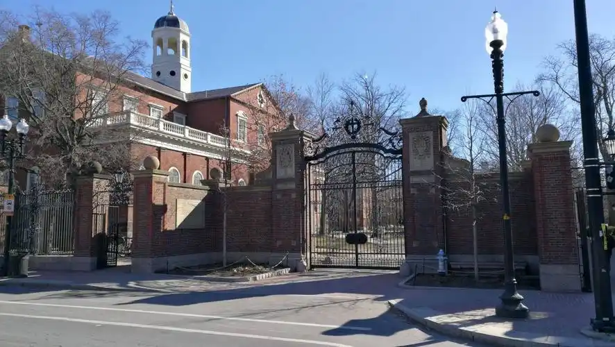 哈佛大学校门