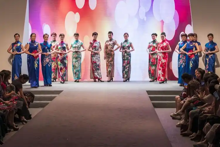 海派文化 风韵绽放—上海老年人旗袍t台秀