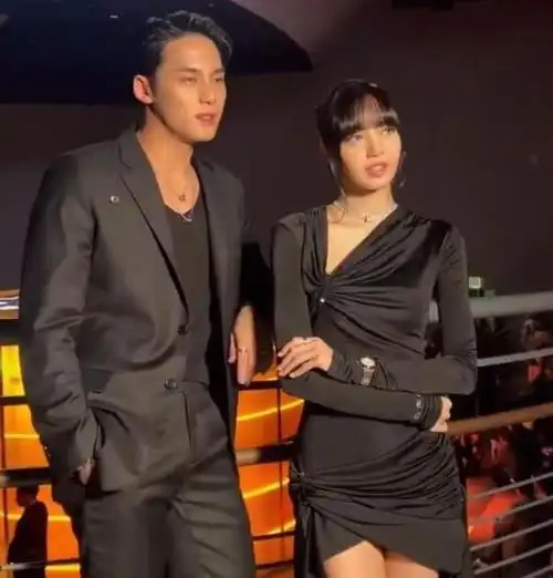 lisa和男爱豆互动,两人显得很般配,网友感叹,可惜她有传闻男友_腾讯