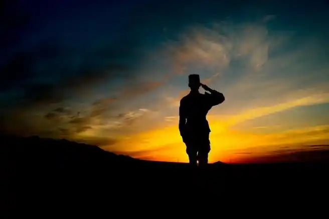 向着夕阳敬礼,是信仰的姿态;走向黑夜,是守护的开始.晚安,人民子弟兵