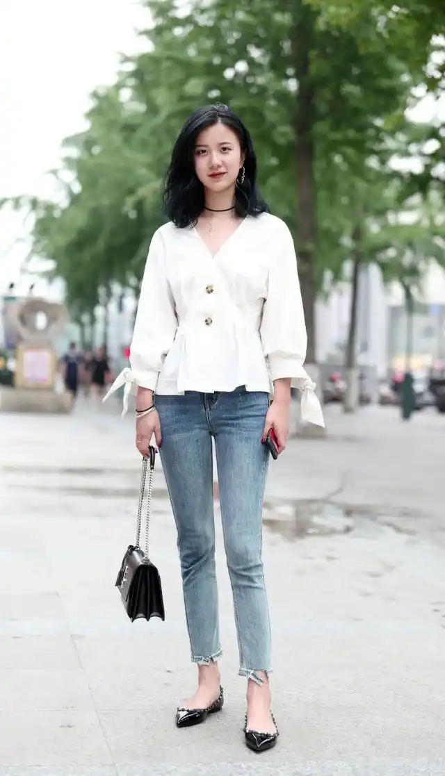 街拍:温柔贤惠2号美女,独有的气质,尽显成熟女人风韵