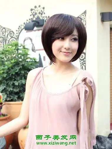 > 详细内容      波波头短发,将头发顶部设计成内蓬状态,让35岁女生看