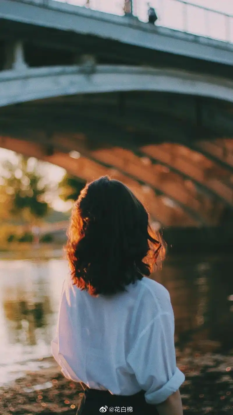 阳光下女生唯美手机壁纸