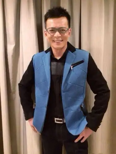 刘德华做过他的绿叶,如今刘德华成为巨星,他亦为女回归_黄日华