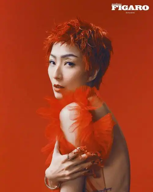 郑秀文封面大片曝光 红色短发造型前卫氛围感满满