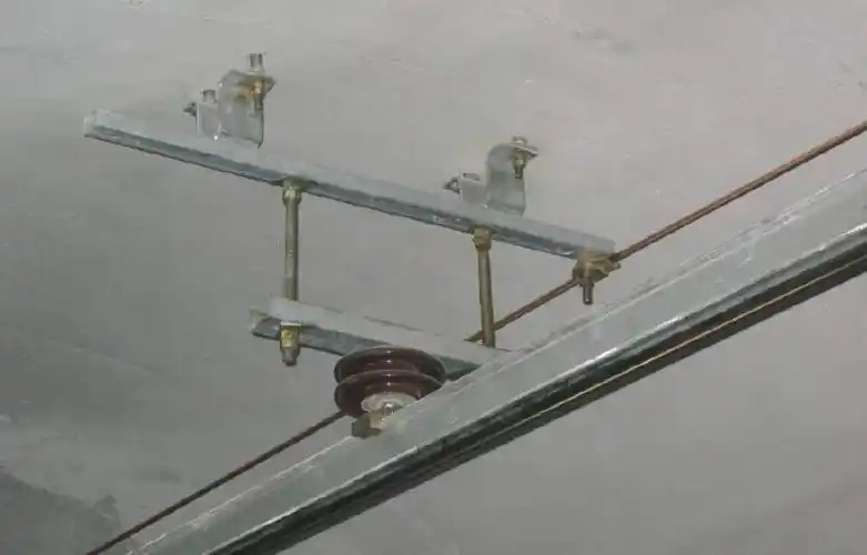 在隧道内几乎不采用安装柔性接触网的方式,地铁里使用的柔性接触网与