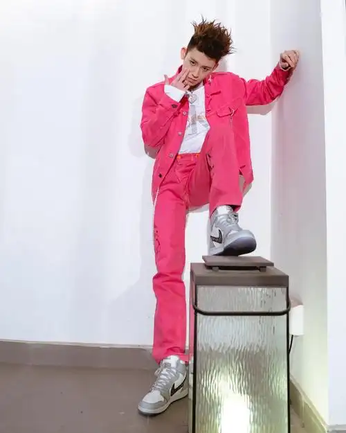 小鬼王琳凯扳手耳环朋克风写真图片