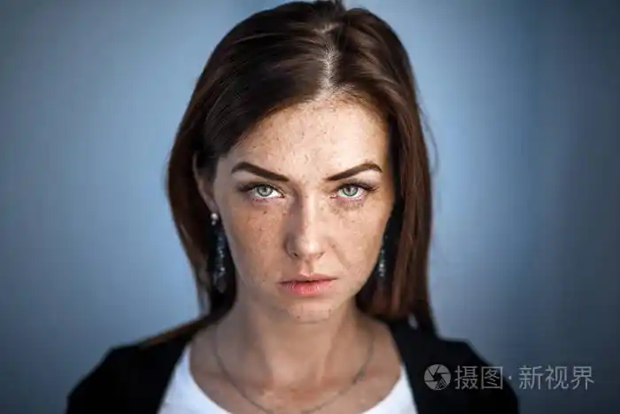 城市环境中的现代女孩.雀斑脸