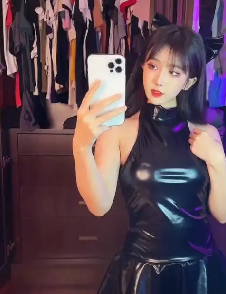 呆妹儿新视频出现小肚子却自曝靠吸肚子支撑难怪人气越来越低