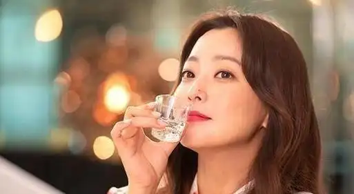 金喜善"喝酒"拍大片好美,穿印花衬衫配长卷发,不愧是韩国女神|发型|半