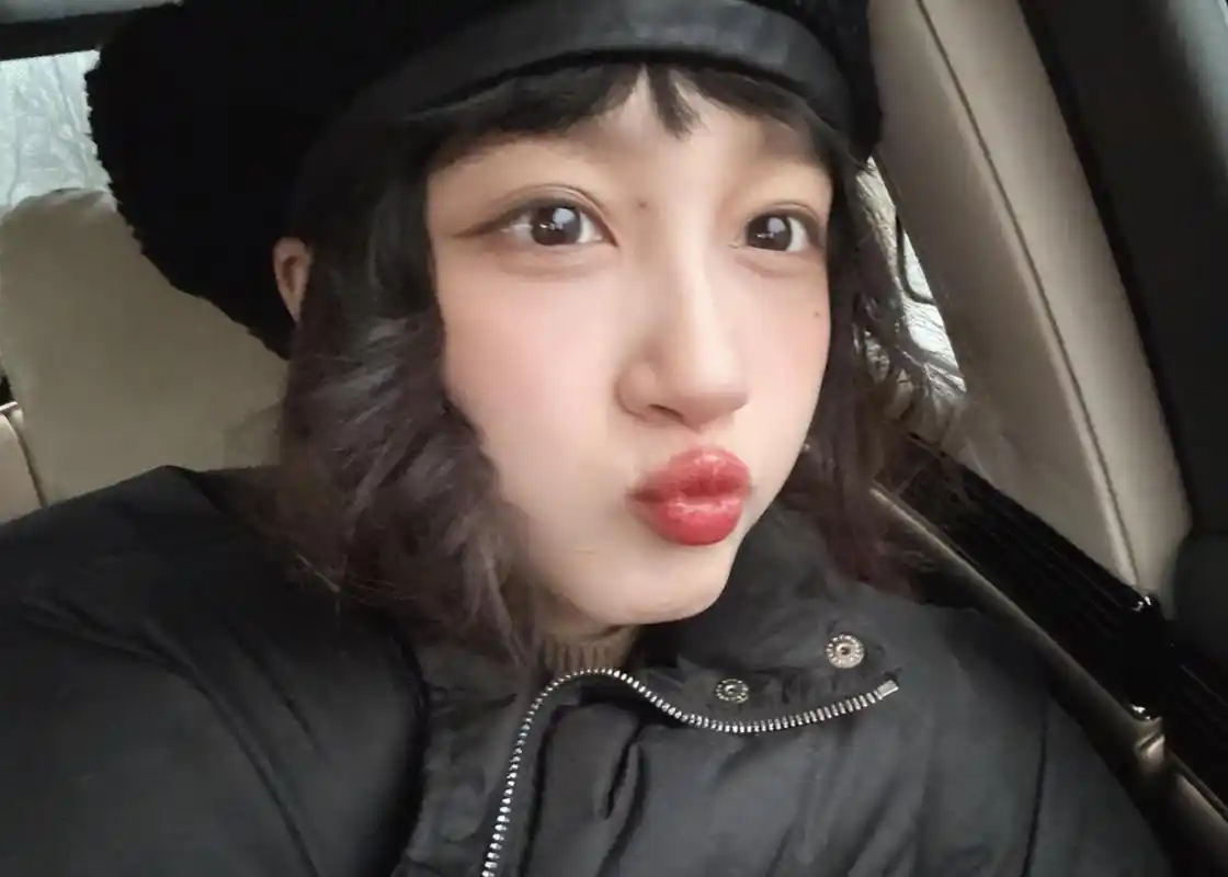 关晓彤秀迷人瞬间,活泼可爱魅力四溢 关晓彤在个人社交媒体上展示了一