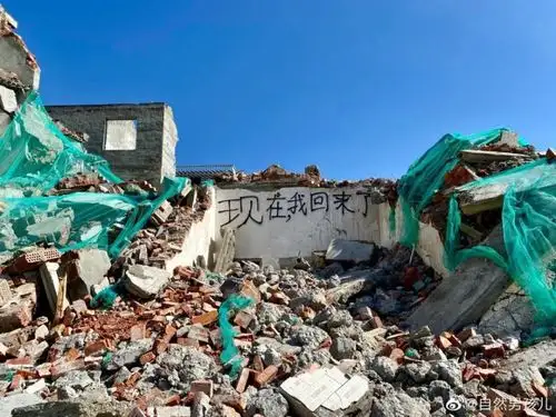 这些废墟上的标语,道出了生活