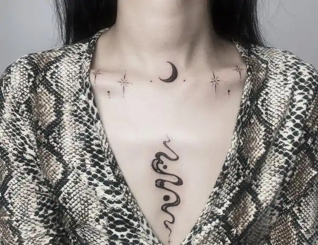 女生在胸上适合纹什么纹身适合胸前的纹身女生5