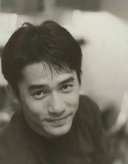 魅力十足!58岁梁朝伟代言游戏品牌,头发乌黑浓密显年轻