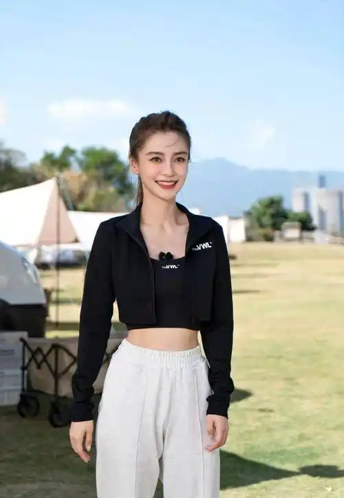 杨颖黑白运动装颜值在线,网友:她的脸还能撑几年?_肌肉_面部_表情