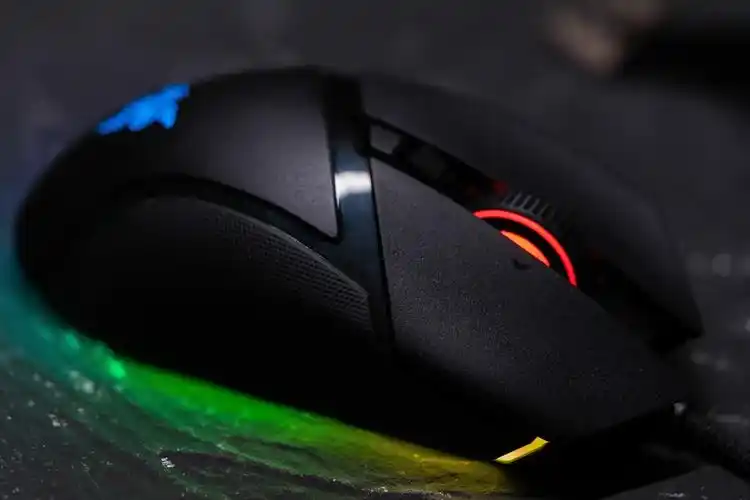 雷蛇巴塞利斯蛇v3炼狱蝰蛇v2x极速版和v2专业版鼠标哪个好该怎么选