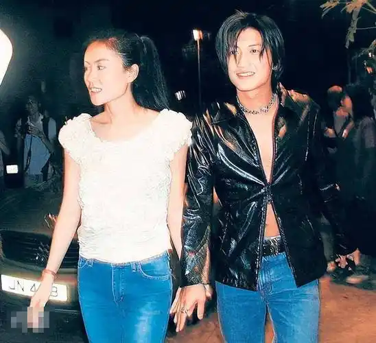 王菲和李亚鹏分手10年后:一个高调牵手旧爱谢霆锋,一个再婚生女_爱情