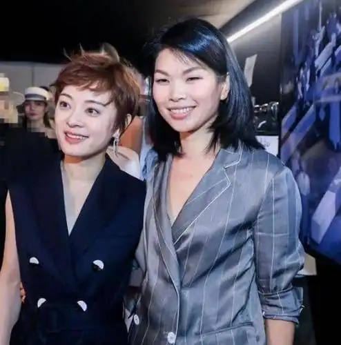 中国"最丑"超模吕燕,逆袭嫁入法国豪门,7岁混血儿子颜值超高