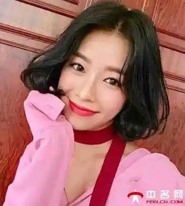 圆形脸女生适合的瘦脸中分短发发型01