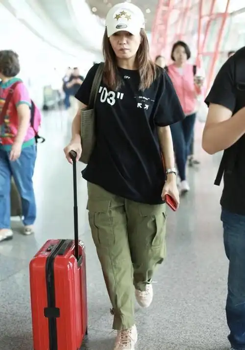 44岁赵薇素颜走机场穿黑t恤配工装裤太随性皮肤松垮得像大妈